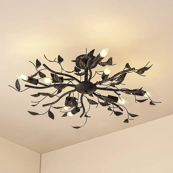 Lindby Deckenleuchte Yos - schwarz, E14 - Naturinspirierte Deckenleuchte mit dunklen Metallästen und Blättern, ausgestattet mit mehreren beleuchteten Glühbirnen.