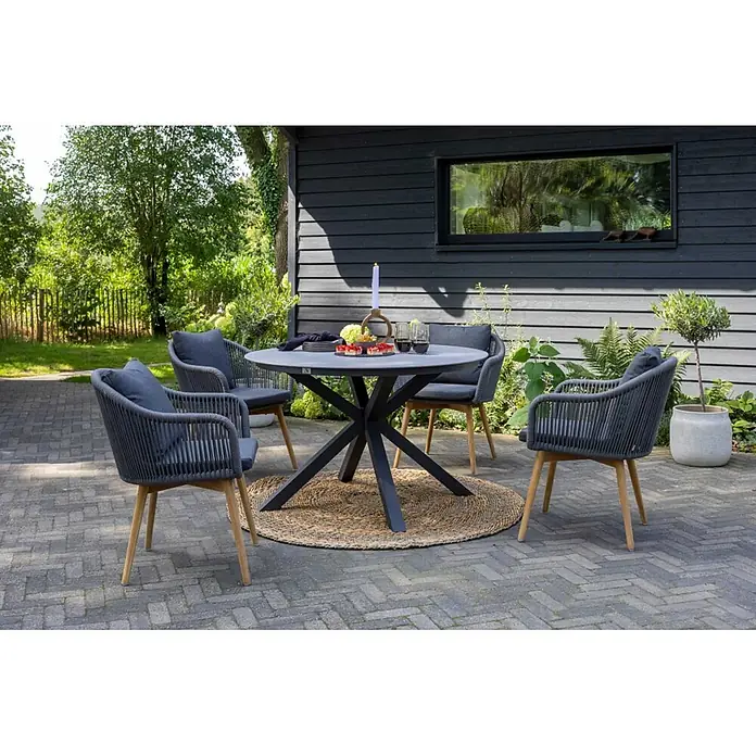 Bene Living Gartentisch-Set Solana mit Tisch Almeria - Gesamtumfang: 5 -tlg., Aluminium pulverbeschichtet, Rope-Geflecht, massive Teakholzbeine, Tischplatte aus gesintertem Stein (Keramik) - Gartensitzgruppe mit rundem grauen Tisch und vier grauen Seilstühlen mit Holzbeinen auf einer Terrasse.