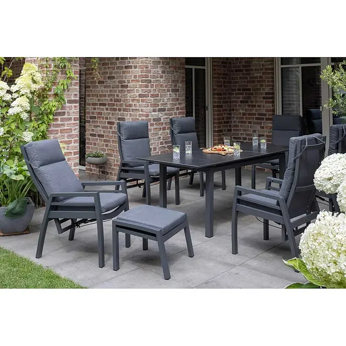 Bene Living Gartentisch-Set Merida + Hocker mit Tisch Tarifa - Gesamtumfang: 8 -tlg., Aluminium pulverbeschichtet, Textilene, Keramik, Rückenlehne verstellbar - Graues Gartenmöbel-Set mit Esstisch, Stühlen, Liegestuhl und Fußhocker auf einer Terrasse.