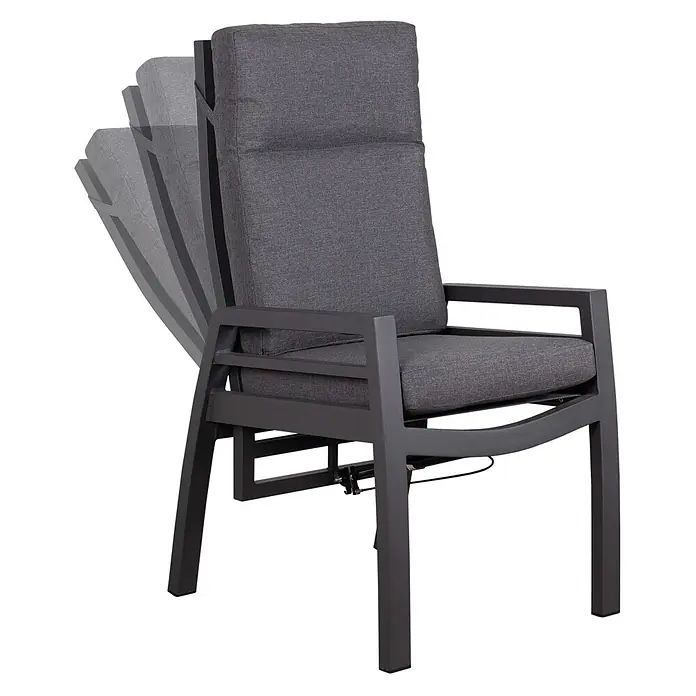 Bene Living Gartentisch-Set Merida + Hocker mit Tisch Tarifa - Gesamtumfang: 8 -tlg., Aluminium pulverbeschichtet, Textilene, Keramik, Rückenlehne verstellbar - Verstellbarer grauer Outdoor-Sessel mit Metallrahmen und Stoffkissen, mit verstellbarer Rückenlehne.