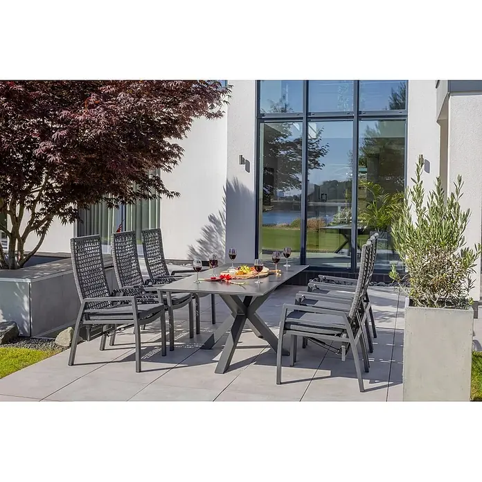 Bene Living Gartentisch-Set Lucena mit Tisch Malaga - Gesamtumfang: 7 -tlg., Aluminium pulverbeschichtet, Textilene, Rope-Geflecht und Tischplatte aus gesintertem Stein (Keramik), Rückenlehne verstellbar - Graue Outdoor-Essgruppe mit rechteckigem Tisch mit Kreuzfuß und sechs Stühlen mit dunkelgrauen Polstern und geflochtenen Rückenlehnen.