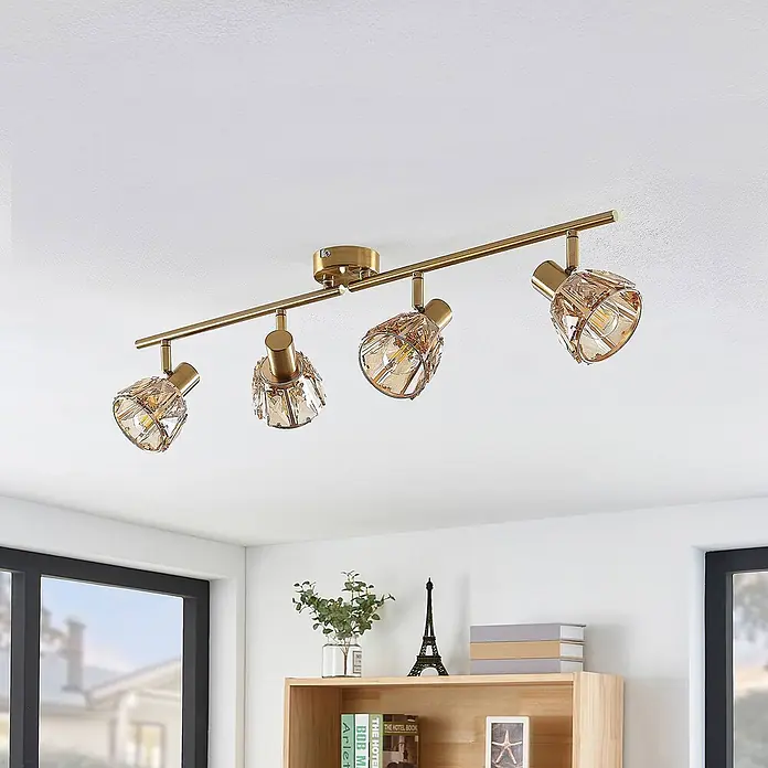 Lindby Deckenleuchte Kosta - L x B x H: 70 x 15,5 x 18 cm, messing / gold, klar / transparent, E14 - Goldfarbene Deckenstrahlerleiste mit vier verstellbaren Lichtern und facettierten bernsteinfarbenen Glasschirmen.