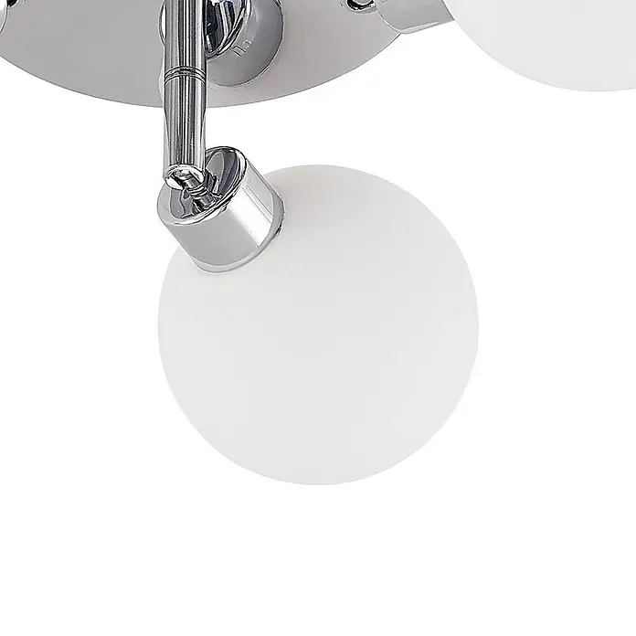 Lindby Deckenleuchte Zaniba - L x B x H: 33 x 33 x 15 cm, chrom / silber, G9 - Nahaufnahme einer Leuchte mit weißen Glaskugeln und polierten Chromteilen.
