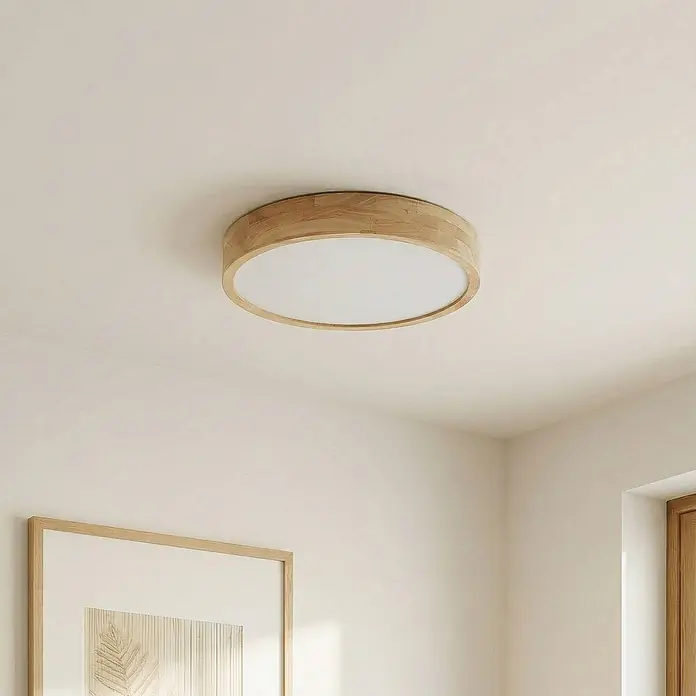 Lindby Deckenleuchte Tanju - Holz hell, E27 - Runde Deckenleuchte aus Holz mit weißem Diffusor, an einer hellen Decke montiert.