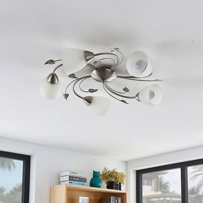 Lindby Deckenleuchte Yannie - L x B x H: 60 x 60 x 15 cm, alu / grau / zink, E14 - Fünfflammige Deckenleuchte mit Rahmen aus gebürstetem Nickel, geschwungenen Armen mit Blattakzenten und Milchglasschirmen.