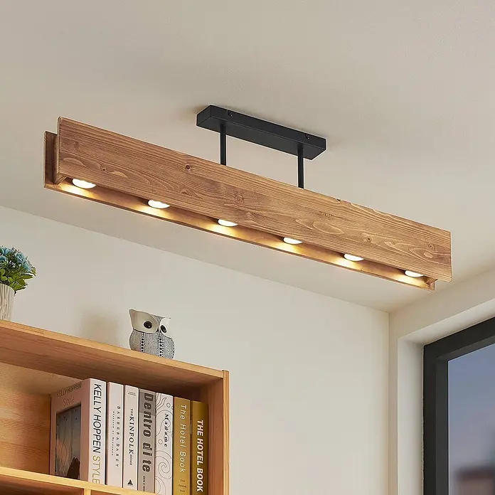 Lindby Deckenleuchte Malwin - L x B x H: 100 x 7 x 25 cm, Holz dunkel, GU10 - Deckenleuchte aus Holzbalken mit mehreren integrierten Strahlern, an schwarzer Rechteckhalterung aufgehängt.