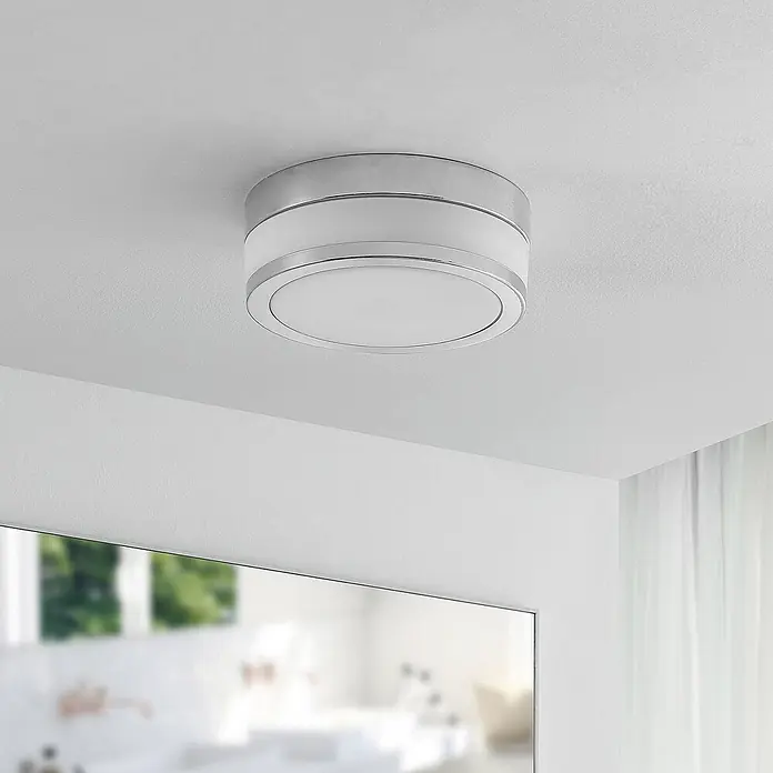Lindby Deckenleuchte Flavi - L x B x H: 23 x 23 x 9 cm, chrom / silber, E27 - Runde Deckenleuchte mit silbernem Rahmen und weißem Diffusor.