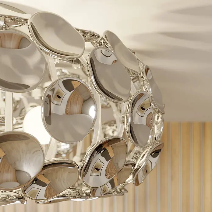 Lindby Deckenleuchte Reza - chrom / silber, chrom / silber, E14 - Moderne, silberne Deckenleuchte mit reflektierenden, unregelmäßigen Scheiben, an einer Decke nahe einer Holzwand montiert.
