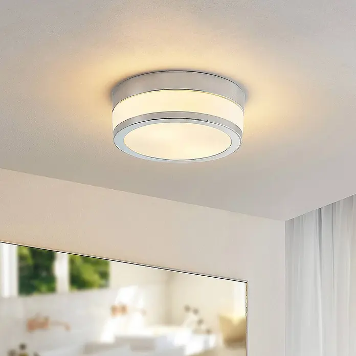 Lindby Deckenleuchte Flavi - L x B x H: 23 x 23 x 9 cm, chrom / silber, E27 - Runde LED-Deckenleuchte mit Chromrand und weißem Diffusor, beleuchtet einen Raum.