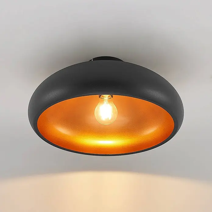 Lindby Deckenleuchte Gerwina - schwarz, E27 - Mattschwarze, runde Deckenleuchte mit kupferfarbener Innenseite und sichtbarer Glühbirne, die warmes Licht wirft.