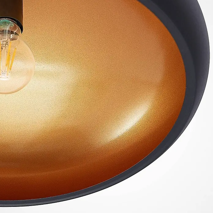 Lindby Deckenleuchte Gerwina - schwarz, E27 - Lampenschirm mit dunkelgrauem Rand und glitzernd goldener Innenseite, mit klarer LED-Glühbirne.