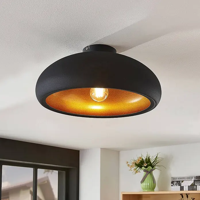 Lindby Deckenleuchte Gerwina - schwarz, E27 - Mattschwarze, kuppelförmige Deckenleuchte mit goldener, strukturierter Innenseite, strahlt warmes Licht aus.