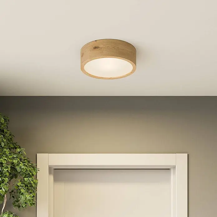 Envostar Deckenleuchte Kerio - L x B x H: 27 x 27 x 8 cm, Holz hell, E27 - Runde Deckenleuchte mit hellem Holzrahmen und weißem Diffusor, an der Decke über einer Tür montiert.