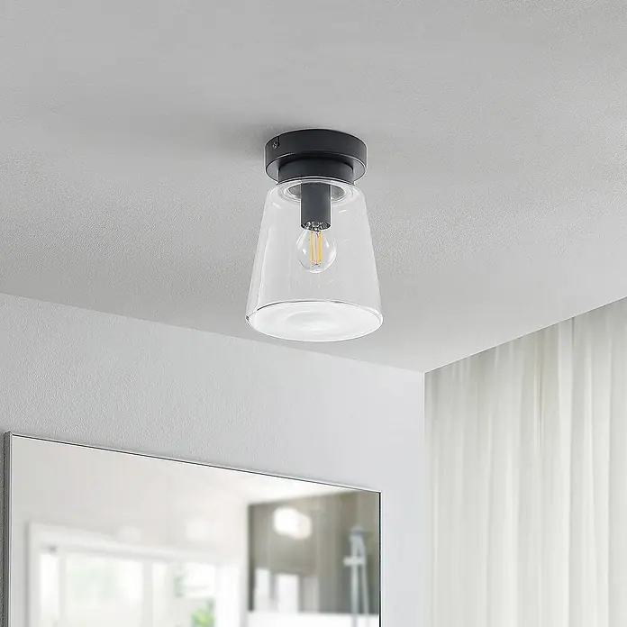 Lindby Deckenleuchte Carmalin - L x B x H: 15 x 15 x 19 cm, schwarz, E14 - Schwarze Deckenleuchte mit klarem Glaskegelschirm und sichtbarer LED-Birne, an der Decke montiert.