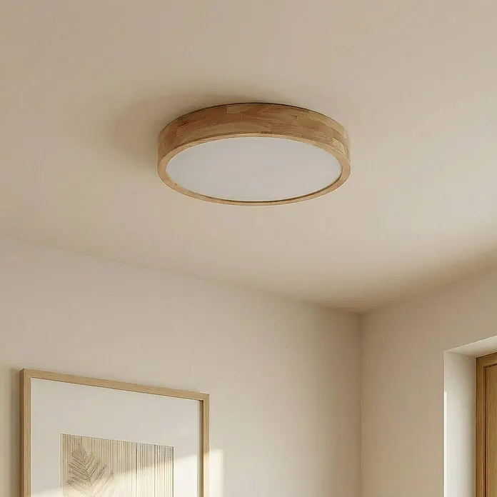 Lindby Deckenleuchte Tanju - Holz hell, E27 - Runde Deckenleuchte mit hellem Holzrahmen und weißem Diffusor, flach an der Decke montiert.