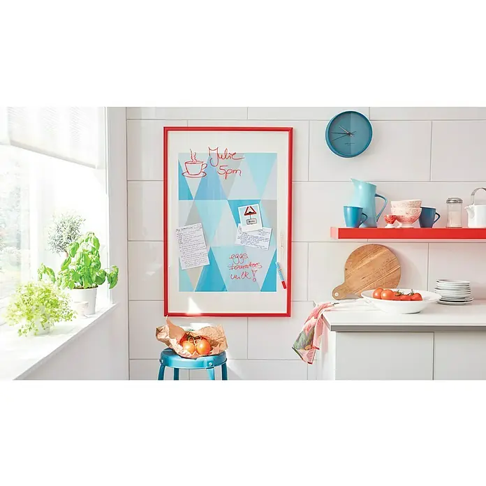 Tesa Powerbond Cinta de doble cara Ladrillo/Piedra - 1,9 cm x 5 m - Una elegante pizarra magnética con marco rojo cuelga en la pared, ideal para notas y mensajes en la cocina.