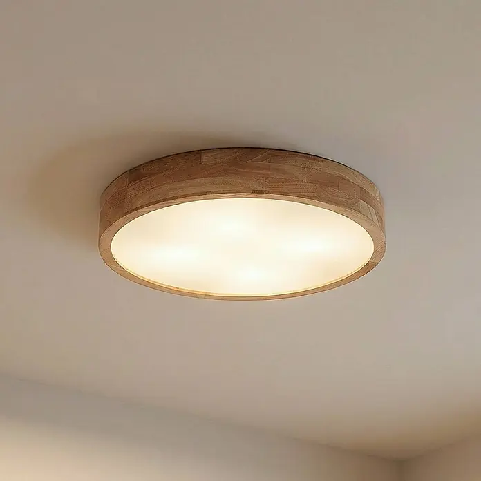 Lindby Deckenleuchte Tanju - Holz hell, E27 - Runde Deckenleuchte mit hellem Holzrahmen und beleuchteter weißer Abdeckung.