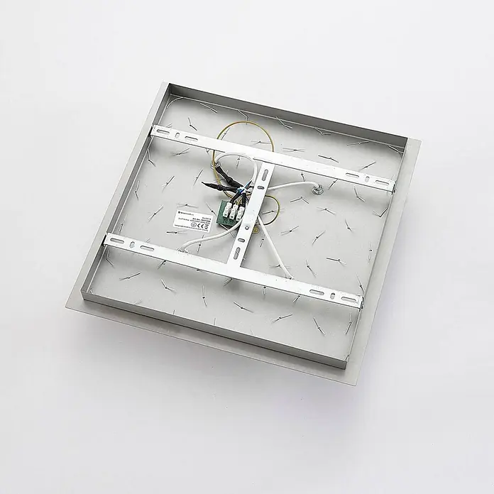 Lindby Deckenleuchte Annica - chrom / silber, klar / transparent, E14 - Rückseite einer quadratischen silbergrauen Metall-Deckenleuchte mit Montagehalterungen und Verkabelung.
