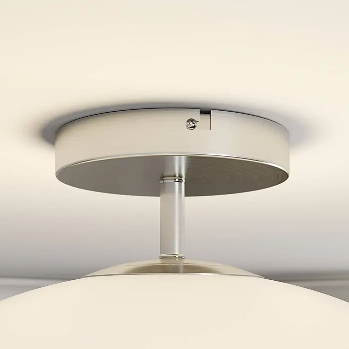 Lindby Deckenlampe in nickel satiniert, weiß, Deckenleuchte rund -  - Gebürstete Nickel-Deckenleuchte mit mattem Glasschirm, von unten gesehen.