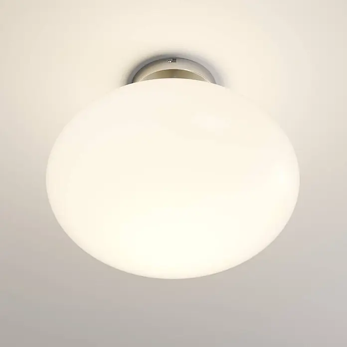 Lindby Deckenlampe in nickel satiniert, weiß, Deckenleuchte rund -  - Weiße opale Kugel-Deckenleuchte mit silberfarbener Basis.