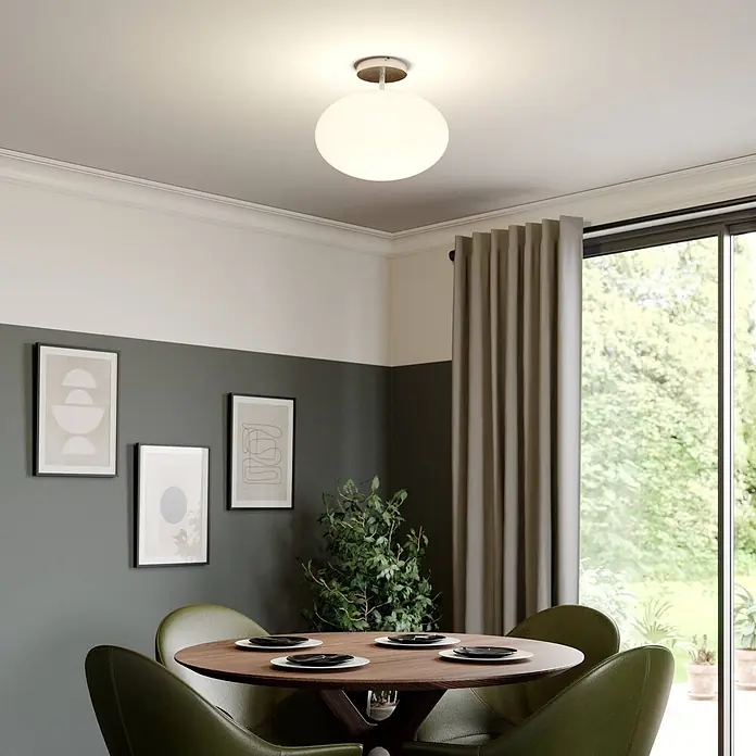 Lindby Deckenlampe in nickel satiniert, weiß, Deckenleuchte rund -  - Weiße Glaskugel-Deckenleuchte mit Metallsockel.