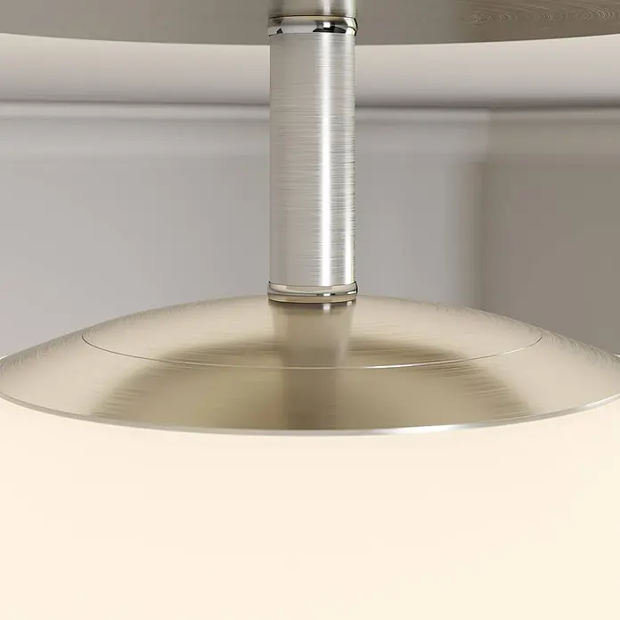 Lindby Deckenlampe in nickel satiniert, weiß, Deckenleuchte rund -  - Nahaufnahme einer modernen gebürsteten Nickelleuchte mit zylindrischer Stange und flachem, rundem Gehäuse über einem cremefarbenen Diffusor.