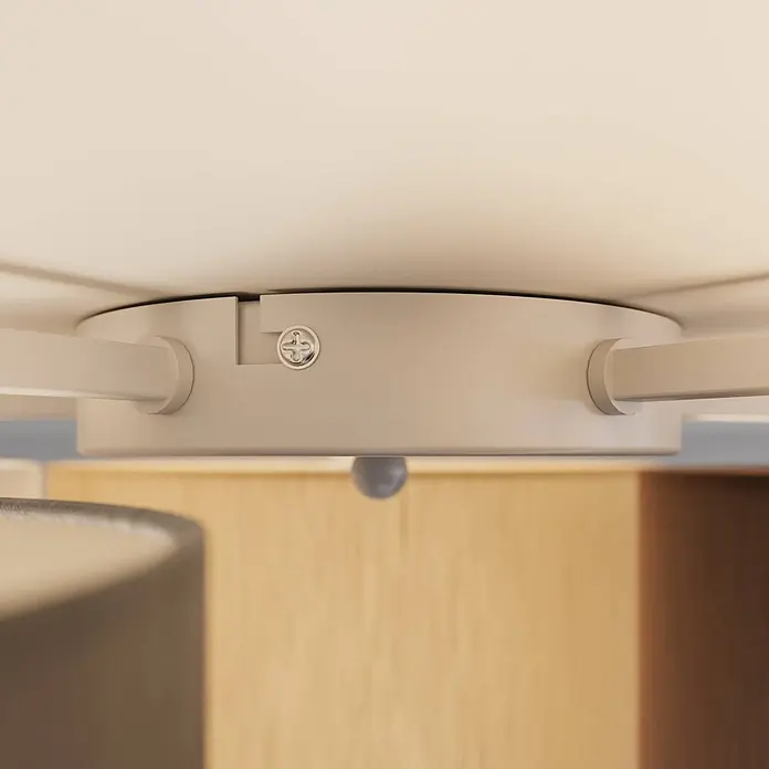 Lindby Deckenleuchte Laurenz - alu / grau / zink, E27 - Nahaufnahme einer beigefarbenen Deckenventilator-Halterung und -Flügel, mit einer silbernen Kreuzschlitzschraube an der Decke befestigt.