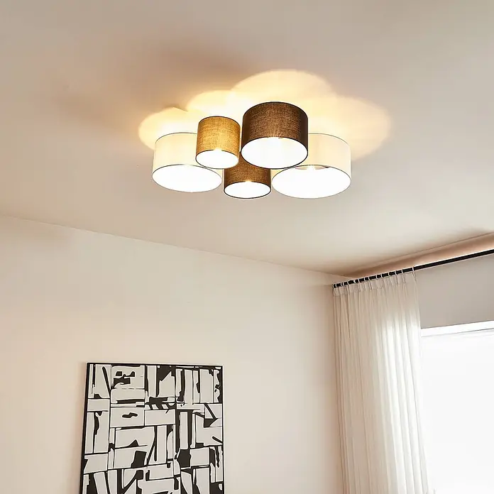Lindby Deckenleuchte Lettie - Multicolour, E27 - Deckenleuchte mit fünf zylindrischen Stoffschirmen in Weiß, Beige und Dunkelbraun, die warmes Licht wirft.