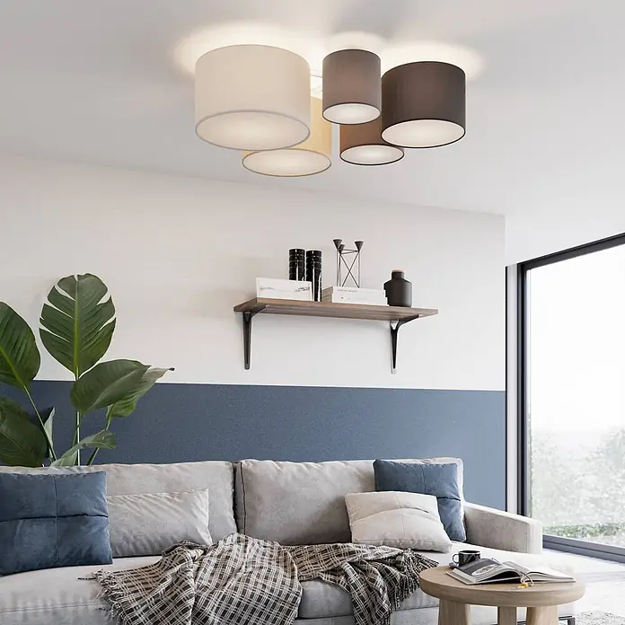 Lindby Deckenleuchte Laurenz - alu / grau / zink, E27 - Deckenleuchte mit mehreren Stoffschirmen in Beige, Braun und Dunkelgrau, die ein Wohnzimmer beleuchtet.