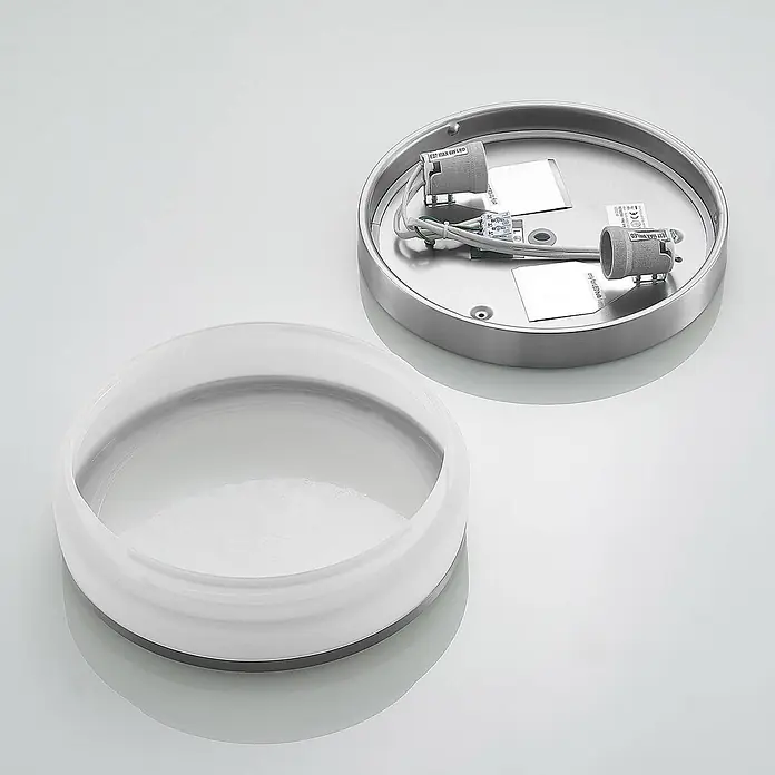 Lindby Deckenleuchte Flavi - L x B x H: 28 x 28 x 9 cm, alu / grau / zink, E27 - Zerlegte runde Deckenleuchte mit gebürsteter Metallbasis, zeigt interne Verkabelung, zwei E27 LED-Fassungen und einen transluzenten weißen Diffusor.
