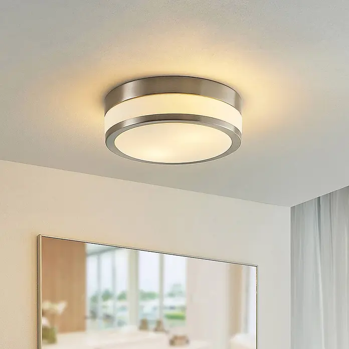 Lindby Deckenleuchte Flavi - L x B x H: 28 x 28 x 9 cm, alu / grau / zink, E27 - Runde Deckenleuchte mit gebürstetem Metallrahmen und weißen Diffusoren, die einen Raum von der Decke beleuchtet.