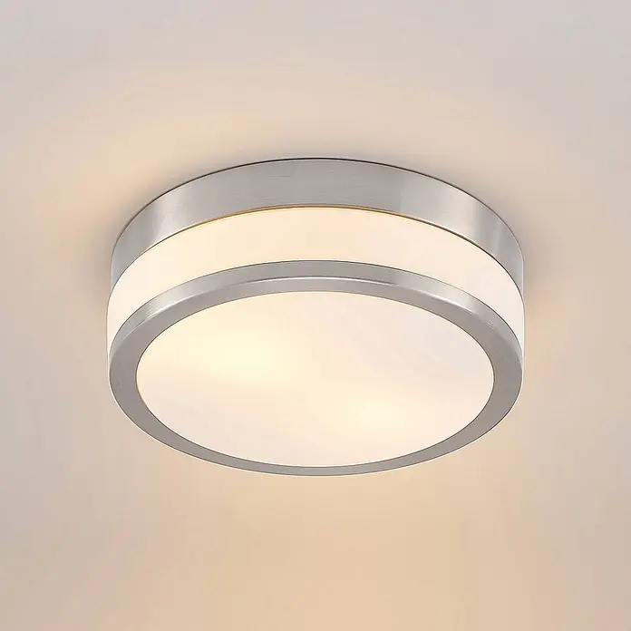 Lindby Deckenleuchte Flavi - L x B x H: 28 x 28 x 9 cm, alu / grau / zink, E27 - Runde Deckenleuchte aus gebürstetem Metall mit weißem Diffusor, warm leuchtend an der Decke montiert.