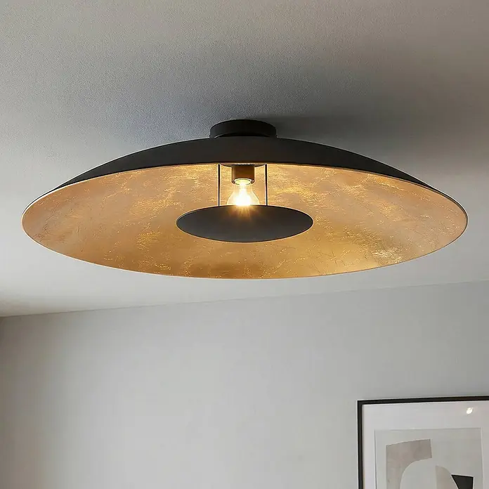 Lindby Deckenleuchte Narisara - schwarz, schwarz, E27 - Moderne schwarze Deckenleuchte mit breitem, scheibenförmigem Schirm und schimmernder Gold-Innenseite, mit sichtbarer Glühbirne.