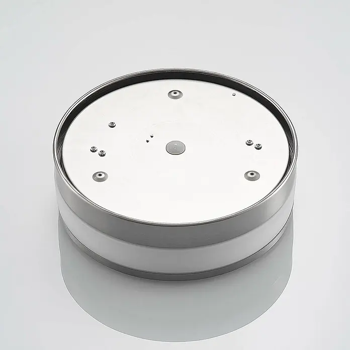 Lindby Deckenleuchte Flavi - L x B x H: 28 x 28 x 9 cm, alu / grau / zink, E27 - Runde Deckenleuchte mit gebürsteter Metalloberseite und weißer, durchscheinender Seite. Sichtbare Schrauben und ein zentraler Knopf auf der Oberseite.