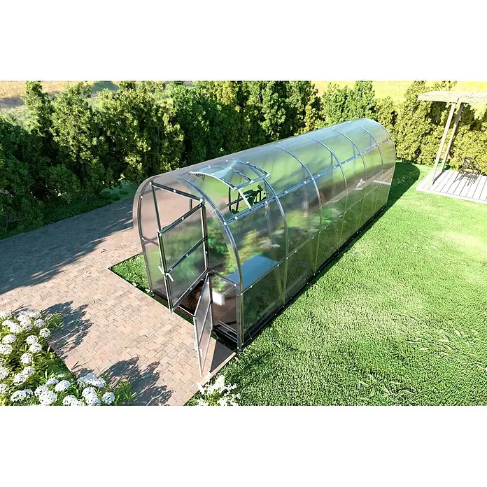 Klasika Greenhouses Gewächshaus Slim Klasika - Außenmaß inkl. Dachüberstand (B x T): 200 x 600 cm, Material Seitenwand: Kunststoff, 4 mm, Silbergrau - Gewölbtes Polycarbonat-Gewächshaus mit geöffneten Türen und Dachluke auf einer Terrasse im Garten.