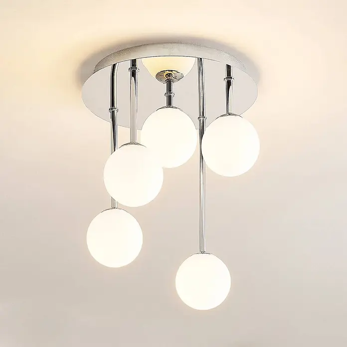 Lindby Deckenleuchte Chrissy - L x B x H: 27 x 27 x 33 cm, chrom / silber, G9 - Eine moderne Deckenleuchte mit fünf weißen Kugel-Diffusoren, die von einer runden Chrombasis hängen.