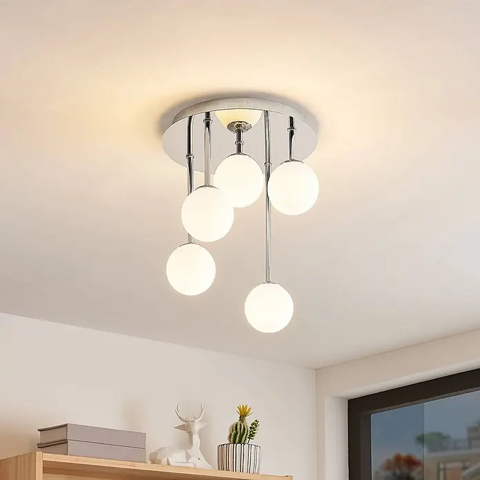 Lindby Deckenleuchte Chrissy - L x B x H: 27 x 27 x 33 cm, chrom / silber, G9 - Moderne Chrom-Deckenleuchte mit fünf weißen Glaskugelschirmen.