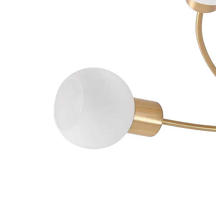 Lindby Deckenleuchte Ciala - messing / gold, E14 - Weiße, mattierte Glaskugel-Lampe mit goldener Metallfassung.