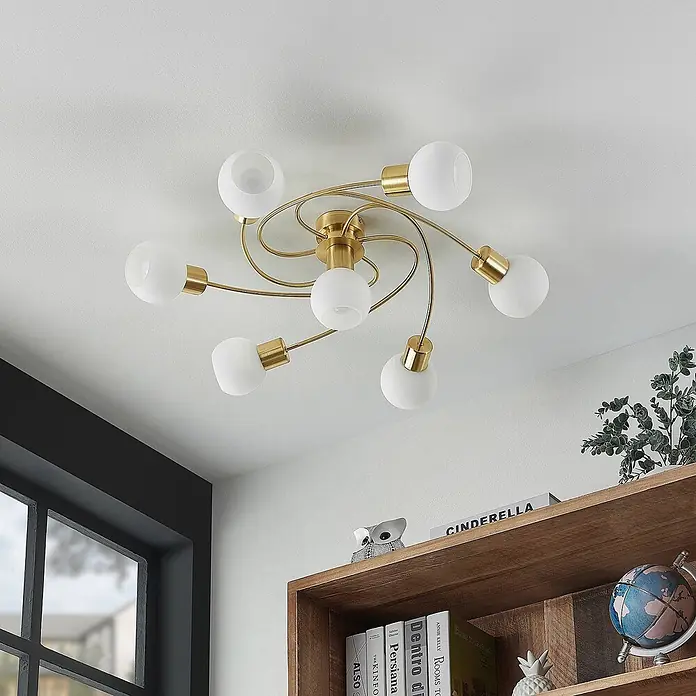 Lindby Deckenleuchte Ciala - messing / gold, E14 - Moderne Messing-Deckenleuchte mit acht weißen Glaskugelschirmchen, an der Decke montiert.