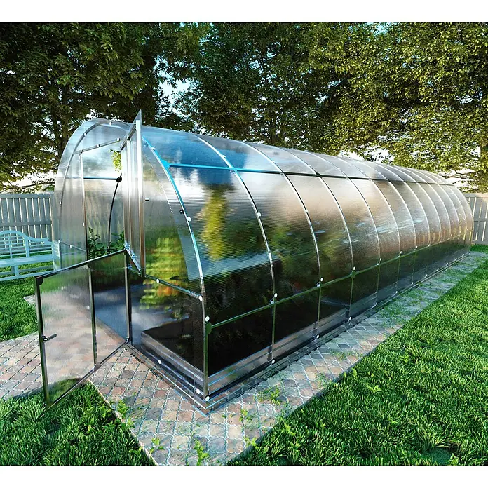 Klasika Greenhouses Gewächshaus Tube Klasika - Außenmaß inkl. Dachüberstand (B x T): 300 x 800 cm, Material Seitenwand: Kunststoff, 4 mm, Silbergrau - Großes, gewölbtes Polycarbonat-Gewächshaus mit Metallrahmen, auf gepflastertem Gartenweg mit offener Tür.