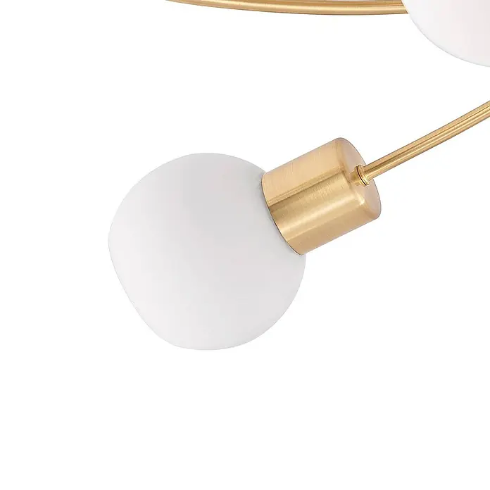Lindby Deckenleuchte Ciala - messing / gold, E14 - Weiße, kugelförmige Glühbirne mit einem gebürsteten Goldfassung und dünnen goldenen Stange, Teil einer modernen Lampe.