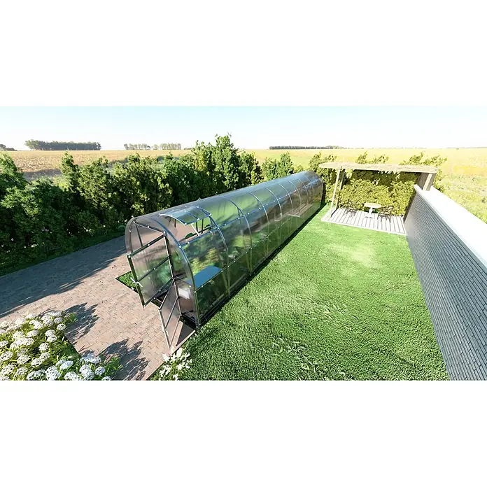 Klasika Greenhouses Gewächshaus Slim Klasika - Außenmaß inkl. Dachüberstand (B x T): 200 x 1.200 cm, Material Seitenwand: Kunststoff, 4 mm, Silbergrau - Ein langes, gewölbtes, transparentes Gewächshaus mit Metallrahmen, öffnenden Türen und Dachluke, in einer Gartenumgebung.