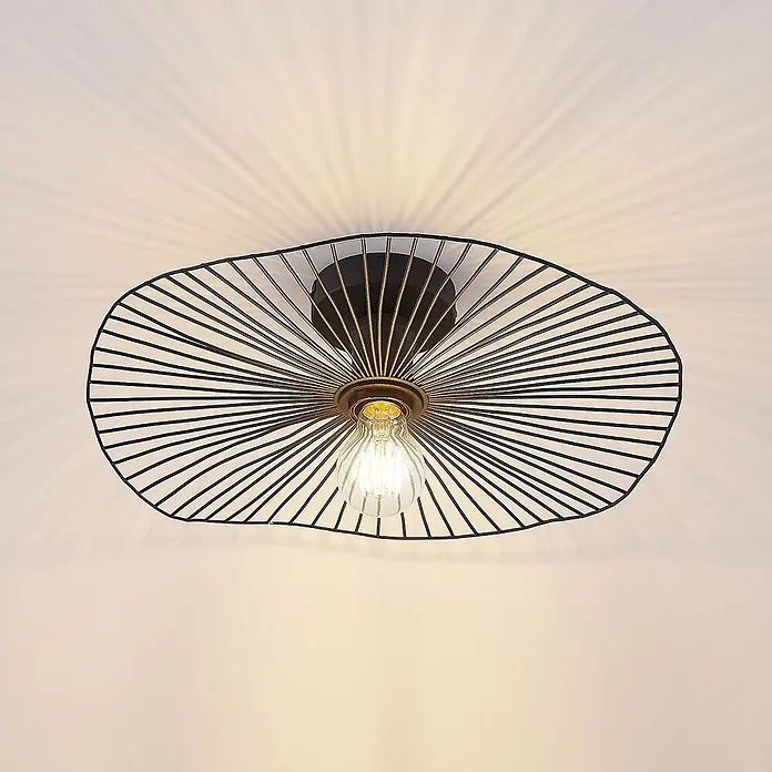Lindby Deckenleuchte Ruota - schwarz, schwarz, E27 - Schwarze Drahtgestell-Deckenleuchte mit messingfarbener Fassung und klarer Glühbirne, die strahlendes Licht und Schatten an die Decke wirft.