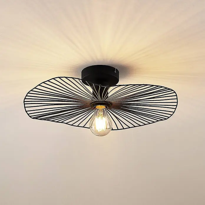 Lindby Deckenleuchte Ruota - schwarz, schwarz, E27 - Schwarze Deckenleuchte aus Metallgeflecht mit sichtbarer Glühbirne, an der Decke montiert und Lichtmuster werfend.