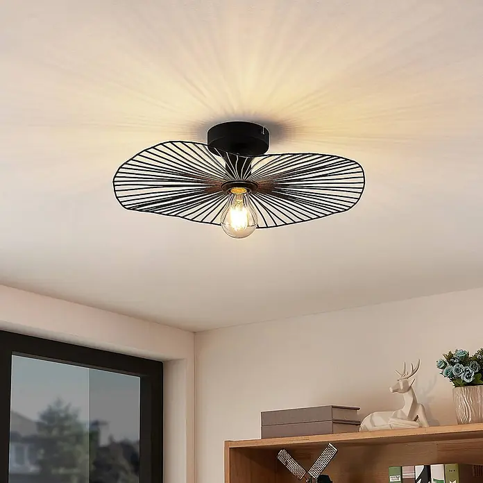 Lindby Deckenleuchte Ruota - schwarz, schwarz, E27 - Deckenleuchte aus schwarzem Metallgeflecht mit Glühfadenlampe, die Lichtmuster an die Decke wirft.