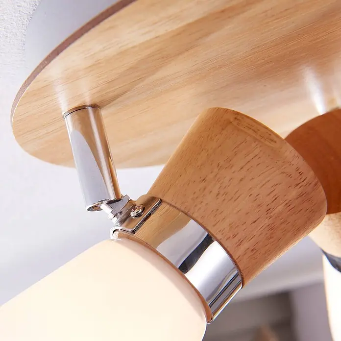 Lindby Deckenleuchte Vivica - Holz hell, E14 - Nahaufnahme eines modernen Deckenstrahlers aus hellem Holz, silbernen Metallakzenten und Opalglasschirm.