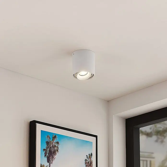 Arcchio Deckenleuchte Walza - weiß / opal, GU10 - Weißer zylindrischer Deckenstrahler mit verstellbarer Lampe, an einer Decke installiert.