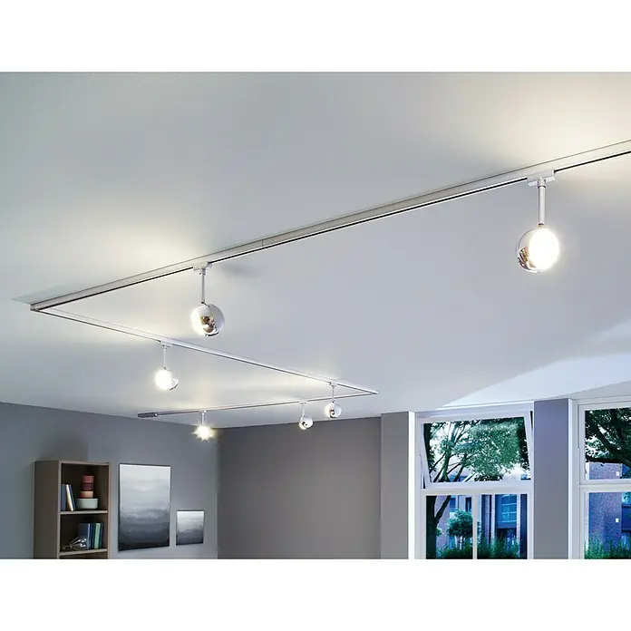 Paulmann URail LED-Spot Capsule II - 6 W, Chrom - Modernes Wohnzimmer mit einer eleganten Schienenleuchte mit mehreren Strahlern, die eine angenehme Beleuchtung erzeugen.