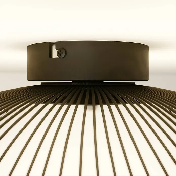 Lindby Deckenleuchte Fabronia - schwarz, schwarz, E27 - Dunkle Metall-Deckenleuchte mit scheibenförmigem Gehäuse und gewölbtem Schirm aus dünnen Lamellen. Phillips-Schraube sichtbar.