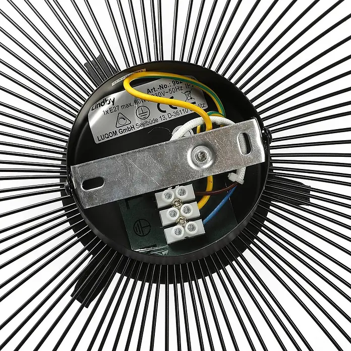 Lindby Deckenleuchte Fabronia - schwarz, schwarz, E27 - Nahaufnahme der internen Verkabelung einer schwarzen Lindby Metall-Leuchte mit E27-Fassung, Klemmenblock und Produktetikett.